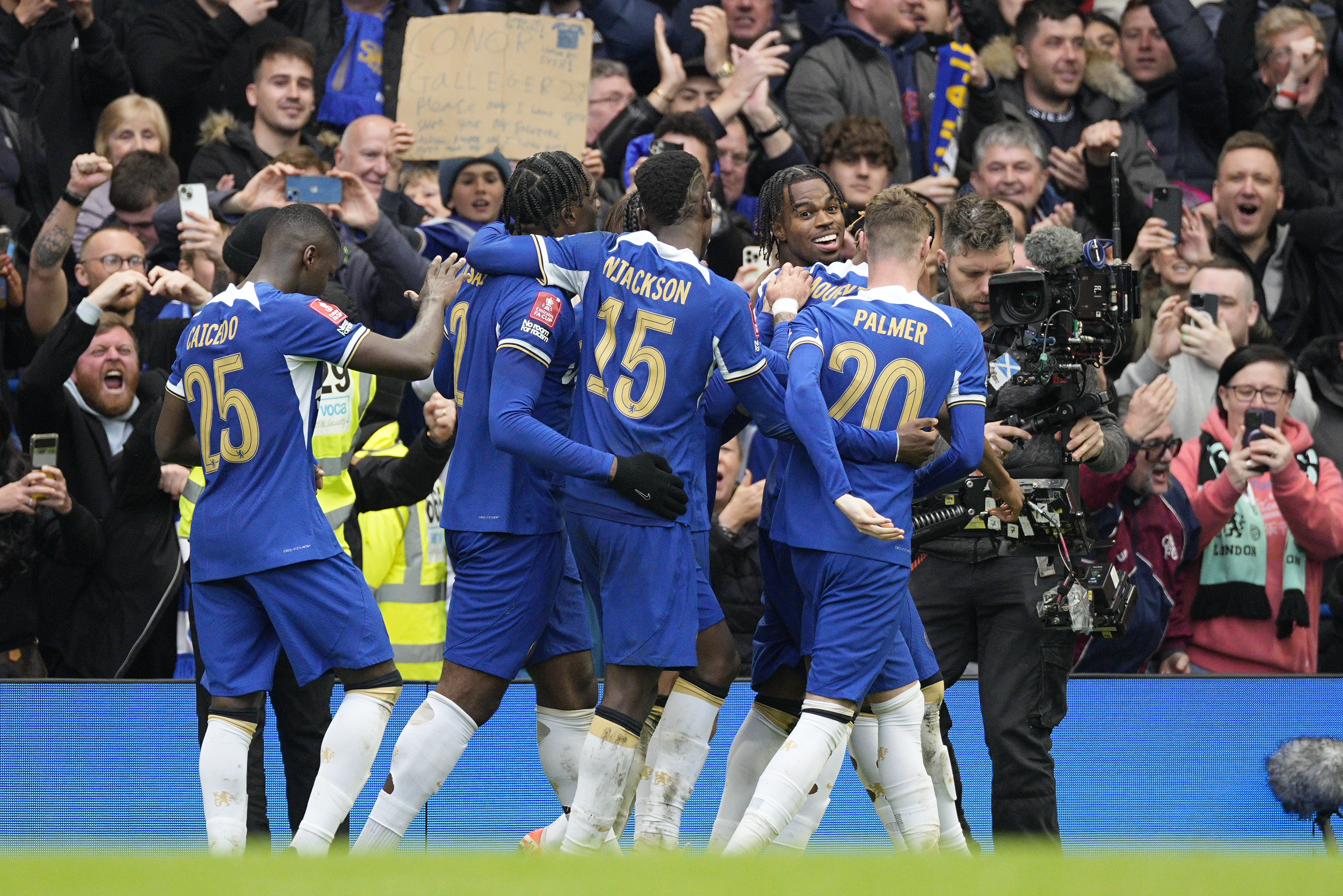 Chelsea mposht Leicesterin në çerekfinalen dramatike