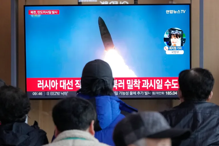 Koreja e Veriut lëshon raketa balistike gjatë vizitës së Blinkenit në Seul