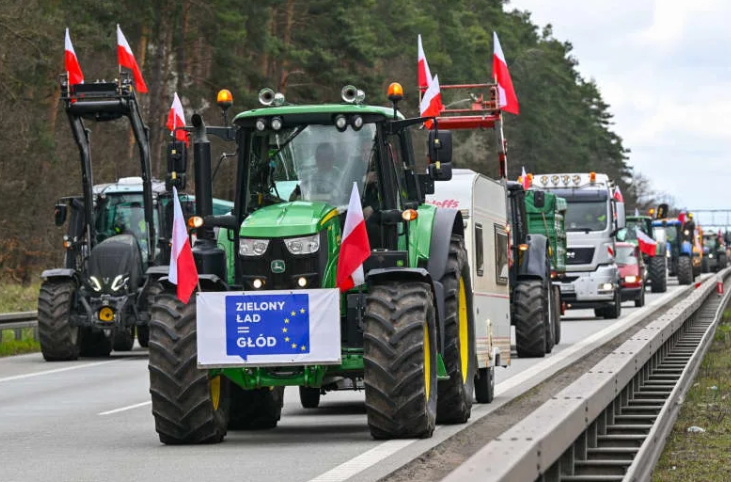 Fermerët polakë bllokojnë autostradën, kundërshtojnë rregulloren mjedisore të BE-së
