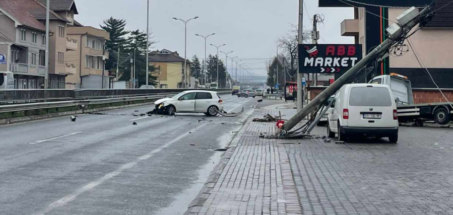 Tre të lënduar në një aksident në Milloshevë ku u përfshinë katër automjete