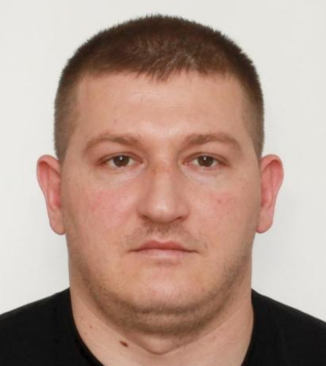 Policia kërkon ndihmën e qytetarëve për kapjen e të dyshuarit për plagosjen e trefishtë në Gjakovë