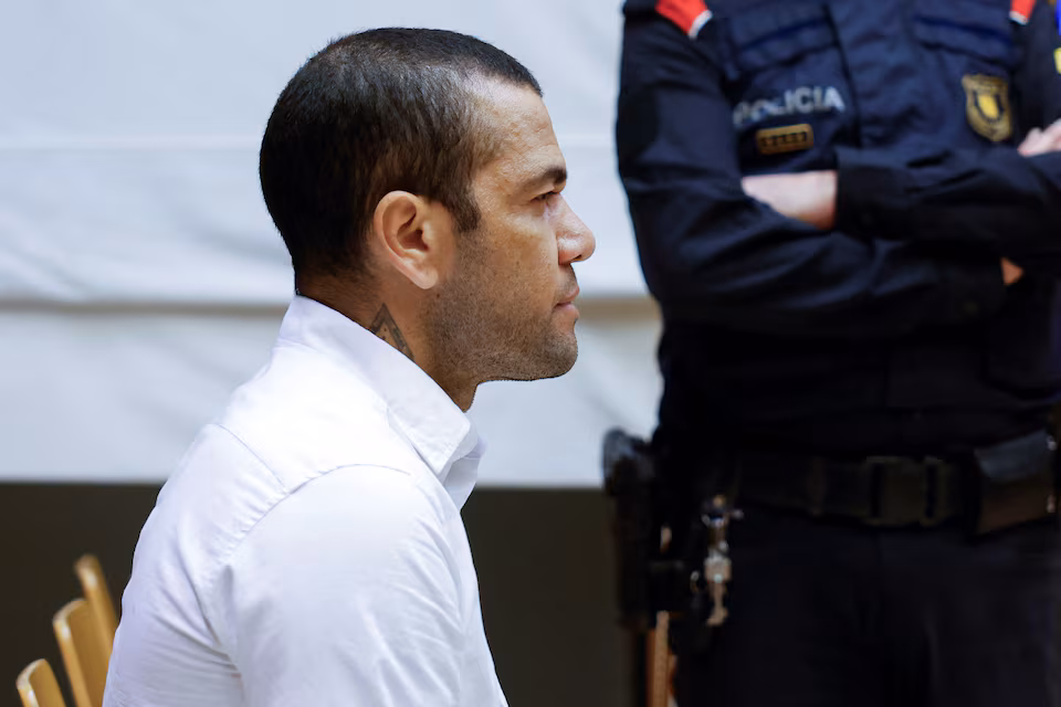 Mes shumë kushteve, lirohet nga burgu Dani Alves