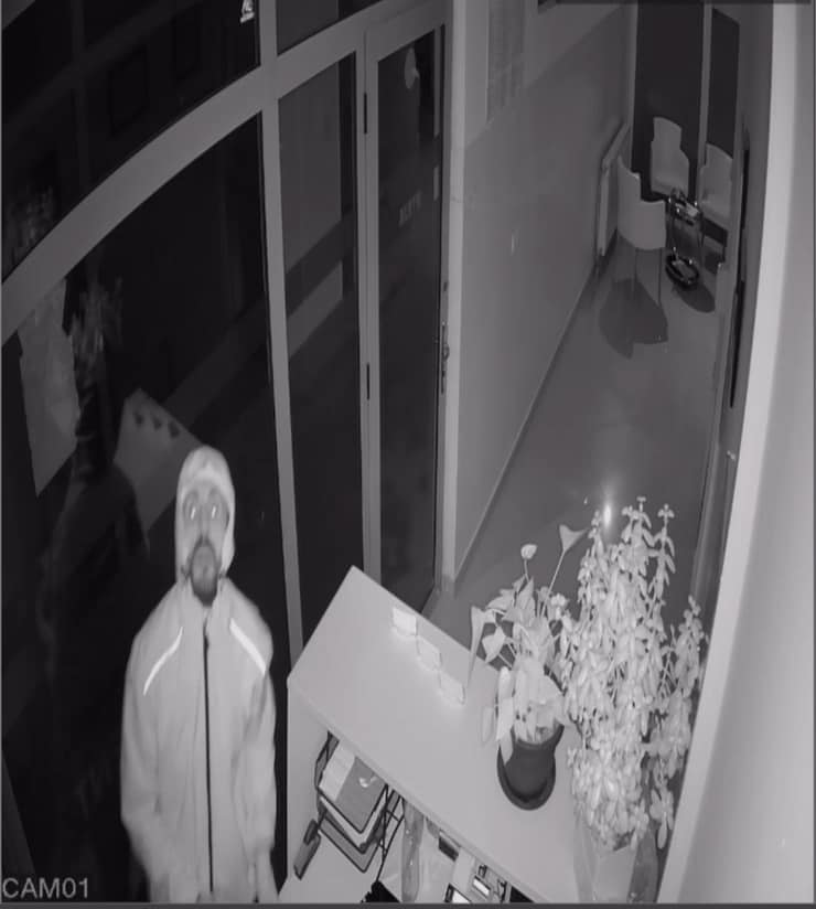 Policia kërkon ndihmë për identifikimin e një të dyshuari për vjedhje të rëndë