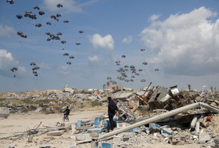 Ndihma humanitare hedhen për palestinezët