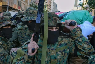 Pjesëtarët e grupit “Jamma Islamiya” në Liban bartin trupin e një të vrari nga sulmet e Izraelit