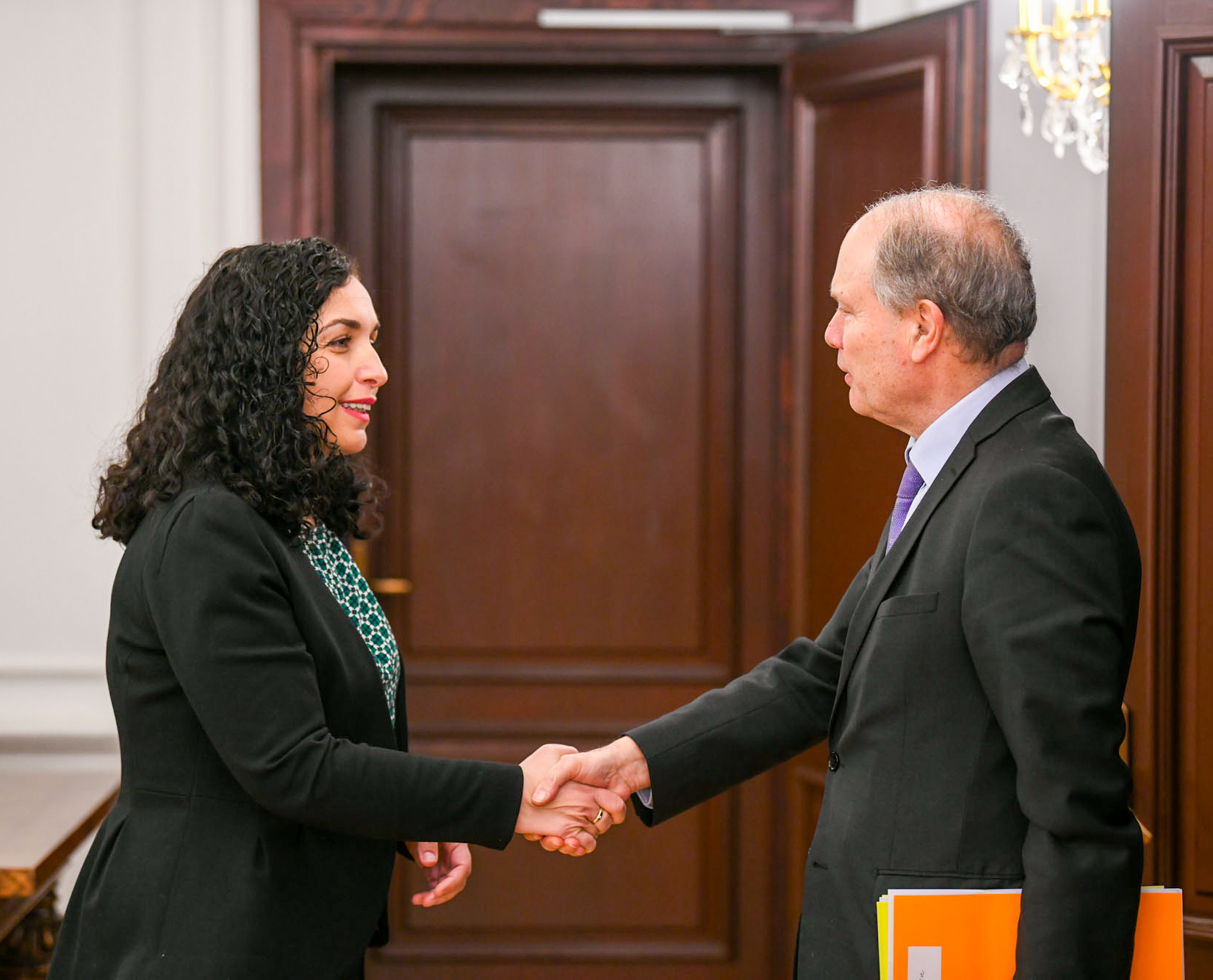 Presidentja Vjosa Osmani dhe i dërguari i posaçëm i Francës për Ballkanin Perëndimor, Rene Troccaz