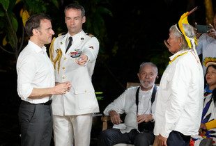 Presidenti francez Emmanuel Macron duke e dekoruar indigjenin e famshem te Amazones, Raoni Metuktire