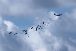 Ndihmat duket u hedhur nga ajri ne Gaza