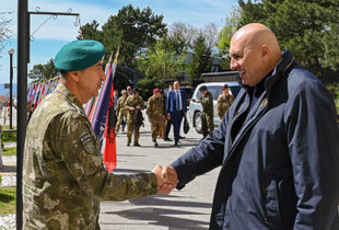 Ministri i Mbrojtjes i Italisë, Guido Crosetto dhe komandanti i misionit të NATO-s në Kosovë, KFOR, gjeneralmajori Oezkan Ulutash