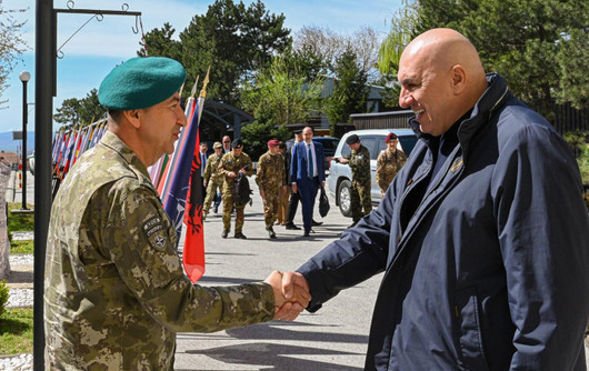 Ministri i Mbrojtjes i Italisë, Guido Crosetto dhe komandanti i misionit të NATO-s në Kosovë, KFOR, gjeneralmajori Oezkan Ulutash