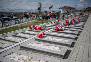 Varrezat e civilëve të vrarë në masakrat e Pastasellës dhe Burimit