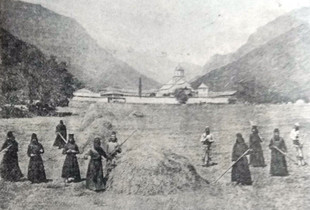 Fotografi e manastirit të Deçanit ku shihen kallogjerë e fshatarë shqiptarë duke i kryer punët e fushës (gazeta “Vardar”, 1909, Burimi: Biblioteka Grada Beograda)