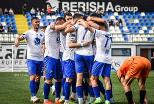 Futbollistet e KF Llapit duke festuar
