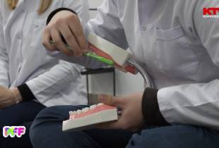 Fëmija duke praktikuar se si të kujdeset për shëndetin oral
