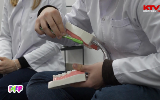 Fëmija duke praktikuar se si të kujdeset për shëndetin oral