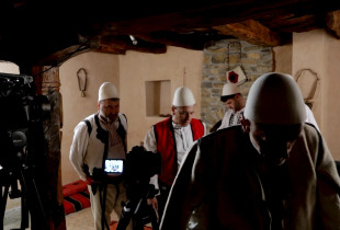 Skenë nga sheshxhirimi i serialit “Xhemajl Abria”. Episodi i parë transmetohet premierë, sonte prej orës 21:30 në KTV