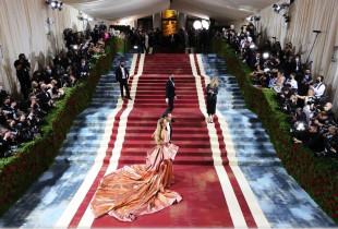Fotografi nga MET Ball e vitit 2022, ylli Blake Lively, fustani së cilës u punua nga shtëpia e modës, Versace dhe u bë një ndër më të famshmit e të gjitha kohërave