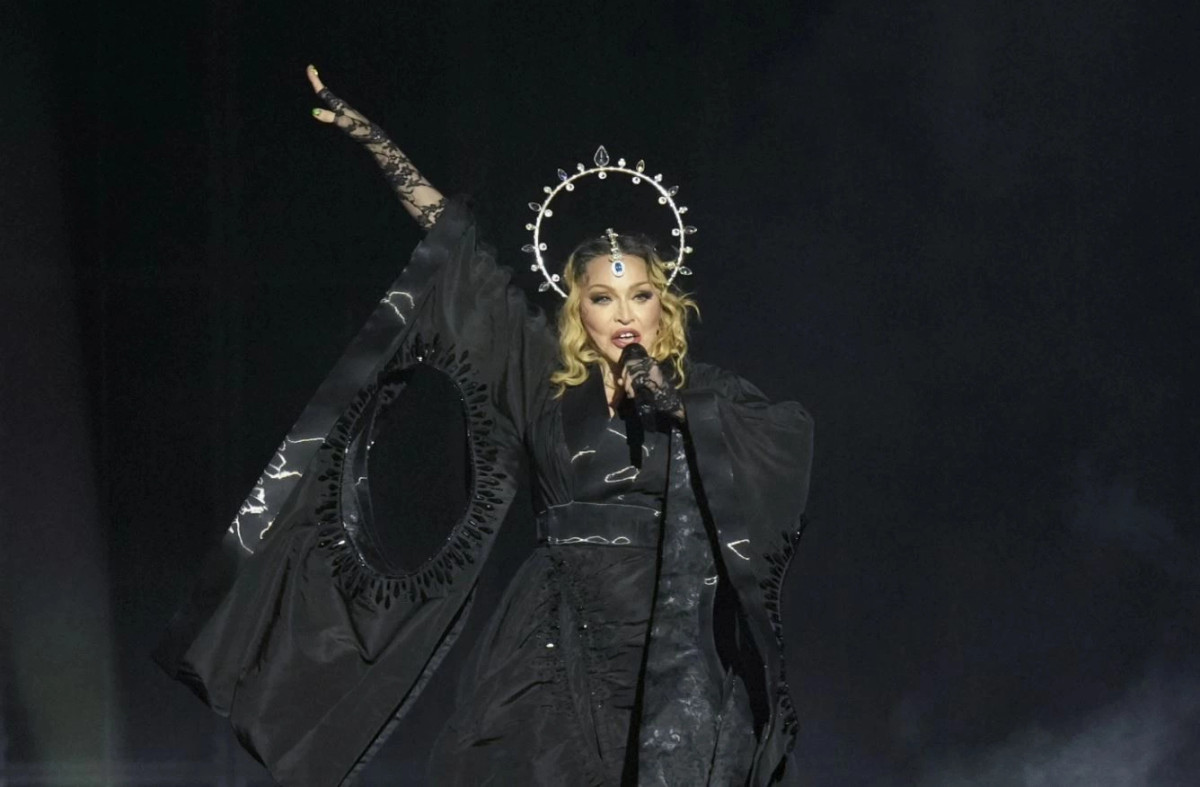 Madonna prezanton dy këngë të reja në një klub nate në Hollywood