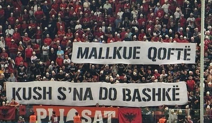 Plisat - tifozet ne ndeshjen e Shqiperise