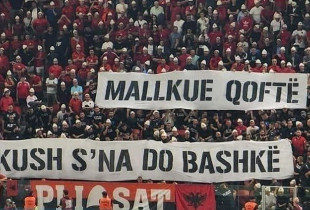 Plisat - tifozet ne ndeshjen e Shqiperise