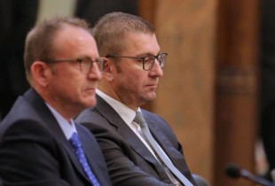 Kryetari i VMRO DPMNE-së, Hristijan Mickoski (djathtas), përfaqësuesi i koalicionit VLEN, Arben Taravari