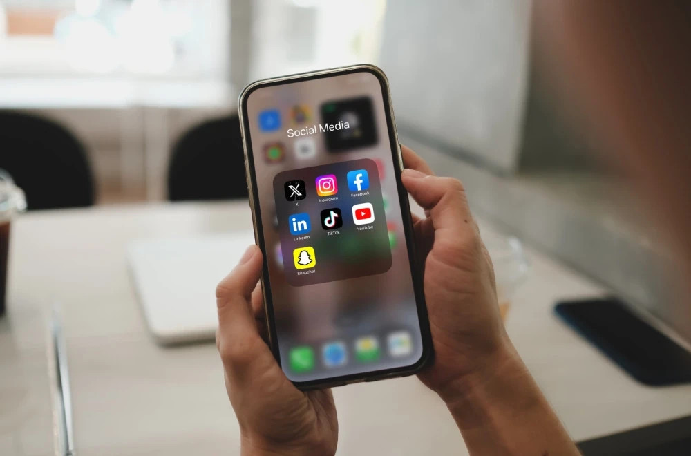 be-ja-drejt-ndalimit-te-rrjeteve-sociale-per-femijet-nen-15-vjec-gati-aplikacioni-per-verifikimin-e-moshes