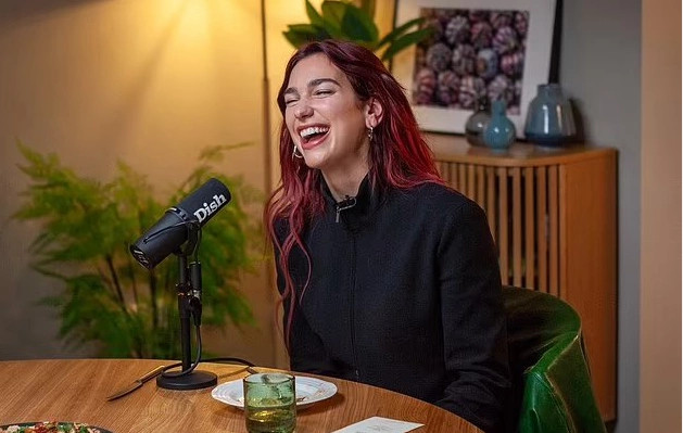 Dua Lipa në podcastin “Dish”