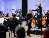 Kapërcimet e shpejta në “Koncertin për fagot Nr.2” të Franz Danzit kanë shpërfaqur veprën sfiduese në interpretim. Rrjedhimisht edhe aftësitë teknike të Meriton Ferizit, për çka është vlerësuar nga publiku (Foto: Arben Llapashtica)