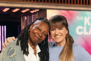 Kelly Clarkson në emisionin e saj me Whoppi Goldberg