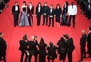 Juria e edicionit të 77-të të Festivalit të Filmit në Cannes, të martën në tapetin e kuq (Foto: AFP/Festival de Cannes/FB)