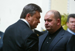 Mykola Zlochevskiy (djathas) bashkë me ish-presidentin ukrainas, Viktor Yanukovych, më 2011.