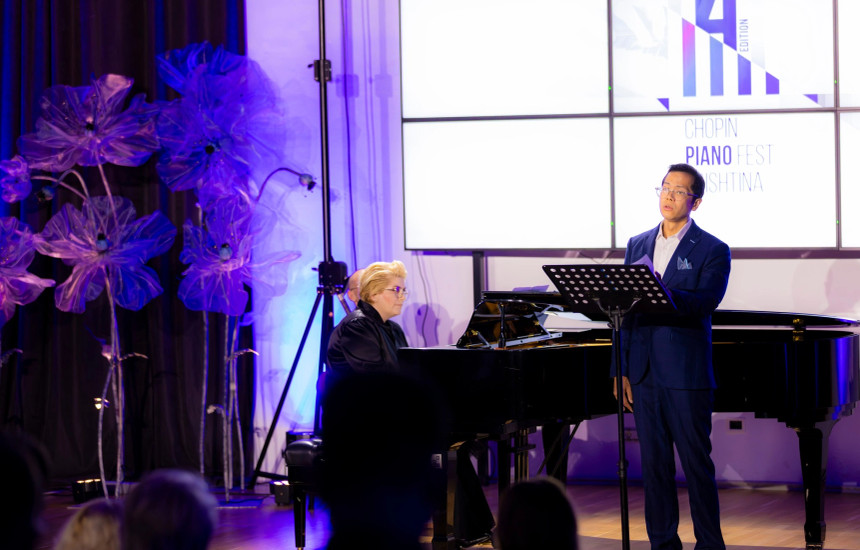 Baritoni tajlandez Saran Suebsantiwongse ka gërshetuar lojën melankolike e harmonike për vepra që rrallë janë dëgjuar në koncertet vendore. Alberta  Troni me lojën mjeshtërore e ka bërë koncertin të kulmojë me interpretimin solo