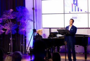 Baritoni tajlandez Saran Suebsantiwongse ka gërshetuar lojën melankolike e harmonike për vepra që rrallë janë dëgjuar në koncertet vendore. Alberta  Troni me lojën mjeshtërore e ka bërë koncertin të kulmojë me interpretimin solo