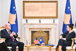 Presidentja Vjosa Osmani dhe ambasadori i Shteteve të Bashkuara, Jeffrey Hovenier
