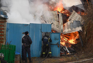 Pamje të ndara nga guvernatori i Belgorodit, Vyacheslav Gladkov, ku shihen zjarrfikës në një shtëpi që është duke u djegur pas sulmeve nga Ukraina, në Belgorod, Rus (Foto: AP)