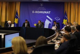 Albin Kurti në ceremoninë e lansimit të platformës "E-Komuna"