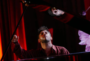 Kryefjala e natës të tretë të “Chopin Piano Festit” ka qenë Kosti Deti, virtuozi nga Shqipëria, i cili instrumentin e pianos në dy orë program e shndërroi në një gjallesë me të cilën shkëmben energji e temperament të zjarrtë (Foto: Chopin Piano Fest)