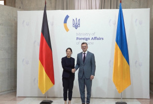 Annalena Baerbock gjate vizites ne Kiev
