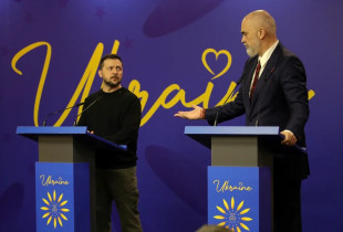 Kryeministri i Shqipërisë Edi Rama dhe presidenti i Ukrainës, Volodymyr Zelensky gjatë Samitit për Ukrainën në Tiranë