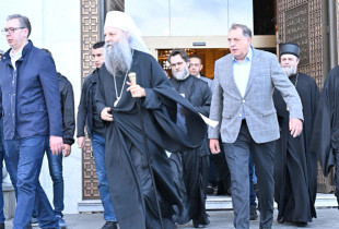 Kishat serbe rrahin kambanat sot, serbët luten kundër votimit të rezolutës për Srebrenicën