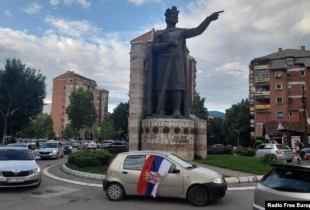Serbët i tregojnë mbështetjen e tyre Vuçiqit dhe serbëve të tjerë pas përshtatjes së rezolutës për Srebrenicën /Foto: REL