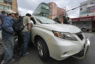 Wang Gang, 36, imigrant kinez, flet me shoferin bashkë më të tjerë, ndërsa përpiqen të gjejnë një punë në ndërtim ose në tregti tjetër në lagjen Flushing të New Yorkut. Foto: AP