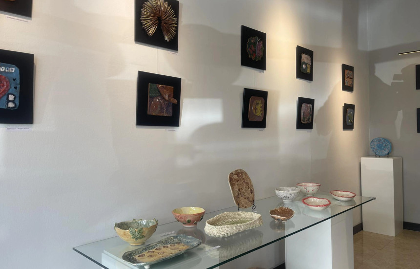 “Tasi i zbrazur” i jep formë qeramikës për artin e ndërgjegjësimit