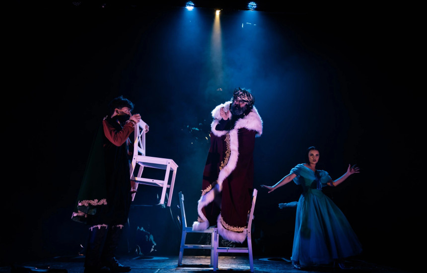 Skenat e shfaqjes “Të bardhët” që vendosen në një teatër në Oklahoma prekin një rast në Kosovë një mostër të racizmit në vend. Në teatrin “Oda” kanë ardhur si një lloj ironie me ngjarjen (Foto: Etnik Ndrecaj)