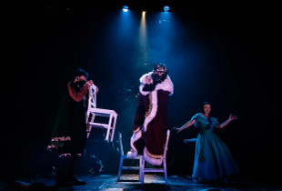 Skenat e shfaqjes “Të bardhët” që vendosen në një teatër në Oklahoma prekin një rast në Kosovë një mostër të racizmit në vend. Në teatrin “Oda” kanë ardhur si një lloj ironie me ngjarjen (Foto: Etnik Ndrecaj)