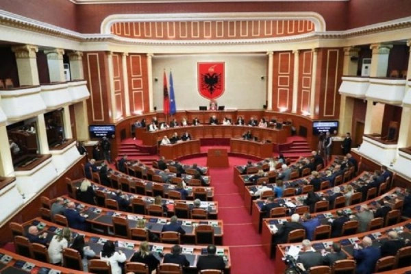 Rrëzohet mocioni i opozitës për programin qeverisës – Debat i ashpër për Kosovën në Kuvendin e Shqipërisë