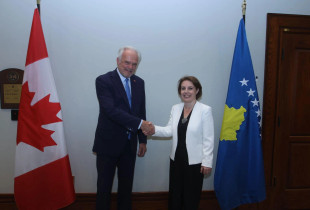 Ministrja e Punëve të Jashtme dhe Diasporës, Donika Gërvalla dhe senatori Peter Boehm, kryetar i Komitetit për Punë të Jashtme në Senatin e Kanadasë