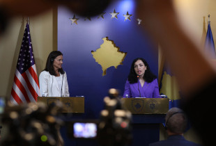 Vjosa Osmani dhe Carol Spahn