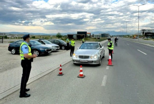 Policia gjatë patrullimit në Gjakovë
