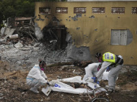 Shërbimi emergjent i ZAKA-s vendos trupin e militantit në qese Foto: AP